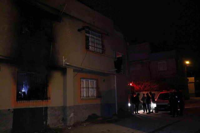 Hırsızlıkla da yetinmediler! Yağmaladıkları evi, içerideki 3 çocukla birlikte ateşe verdiler Hırsızlıkla da yetinmediler! Yağmaladıkları evi, içerideki 3 çocukla birlikte ateşe verdiler
