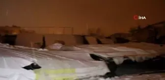 Yoğun kar yağışına dayanamayan halı sahanın çatısı çöktü