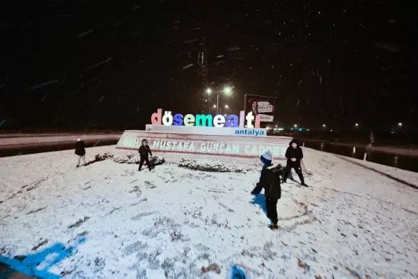 Antalya'ya 29 yıl sonra kar yağdı