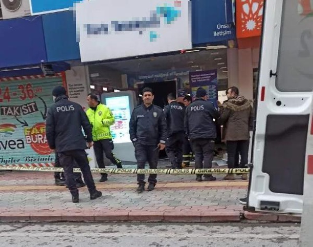 İç çamaşırlı kadın vücuduna husumetlisinin yüzünü montajlayıp paylaşan şahıs öldürüldü İç çamaşırlı kadın vücuduna husumetlisinin yüzünü montajlayıp paylaşan şahıs öldürüldü