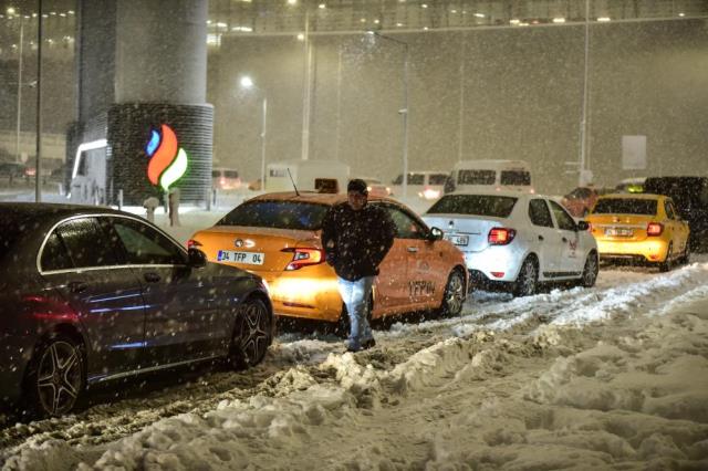 İstanbul'da kar kalınlığı 85 santimetreye ulaştı! İşte megakentten afet görüntüleri