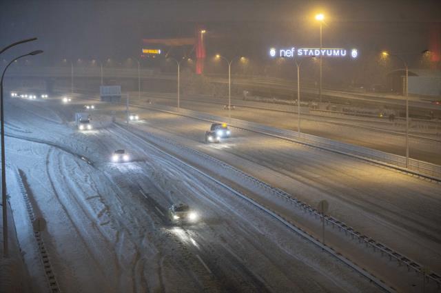 İstanbul'da kar kalınlığı 85 santimetreye ulaştı! İşte megakentten afet görüntüleri