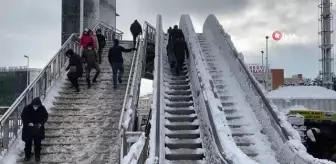 İstanbul'da yayaların donan merdivenlerle imtihanı