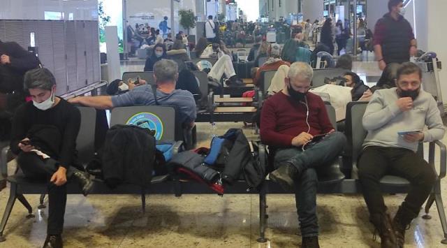 Kar yağışı nedeniyle İstanbul Havalimanı'nda iniş kalkışların iptali saat 13.00'e kadar uzatıldı Kar yağışı nedeniyle İstanbul Havalimanı'nda iniş kalkışların iptali saat 13.00'e kadar uzatıldı