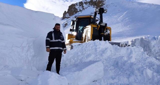 Şırnak'ta kar kalınlığının ulaştığı seviyeyi görenler, inanmakta güçlük çekti