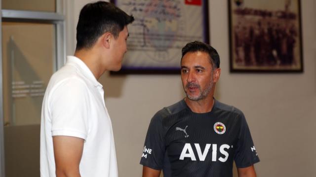 Taraftarın izleyemeye doyamamıştı! Vitor Pereira, Kim Min-Jae'yi yanında götürüyor Taraftarın izleyemeye doyamamıştı! Vitor Pereira, Kim Min-Jae'yi yanında götürüyor