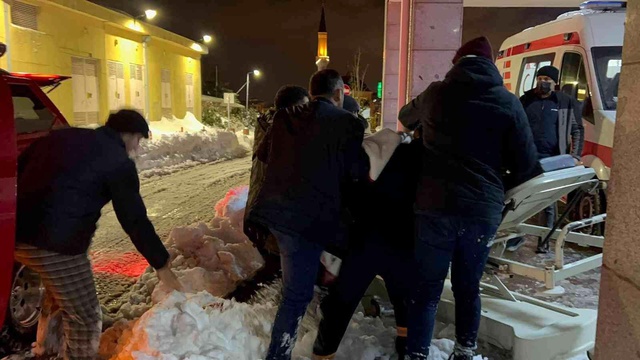 İstanbul'da karda mahsur kalan diyaliz hastası hayatını kaybetti İstanbul'da karda mahsur kalan diyaliz hastası hayatını kaybetti