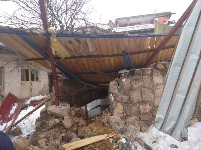 Karın ağırlığına dayanamayan ahır çöktü! Enkaz altında kalan Gizem öldü, babası yaşam savaşı veriyor Karın ağırlığına dayanamayan ahır çöktü! Enkaz altında kalan Gizem öldü, babası yaşam savaşı veriyor