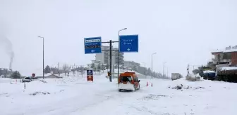 Sivas-Malatya kara yolu yoğun kar yağışı nedeniyle ulaşıma kapatıldı