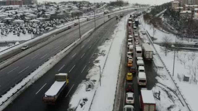 İstanbul Hadımköy'deki kar esareti sürüyor! Araçlarını bırakıp yürüyerek devam edenler, 40 saat bekleyenler var İstanbul Hadımköy'deki kar esareti sürüyor! Araçlarını bırakıp yürüyerek devam edenler, 40 saat bekleyenler var