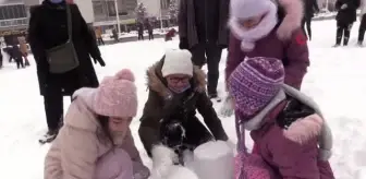 Konya'da çocuklara kartopu oynama ve kardan adam etkinliği
