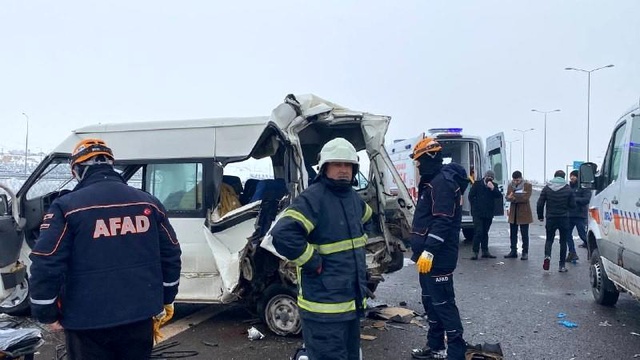 Katliam gibi kaza! Tır, minibüse arkadan çarptı; 2'si çocuk 3 kişi hayatını kaybetti Katliam gibi kaza! Tır, minibüse arkadan çarptı; 2'si çocuk 3 kişi hayatını kaybetti