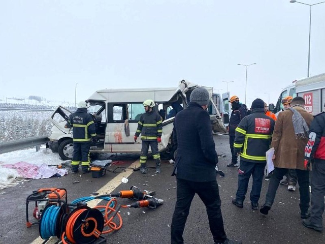 Katliam gibi kaza! Tır, minibüse arkadan çarptı; 2'si çocuk 3 kişi hayatını kaybetti Katliam gibi kaza! Tır, minibüse arkadan çarptı; 2'si çocuk 3 kişi hayatını kaybetti