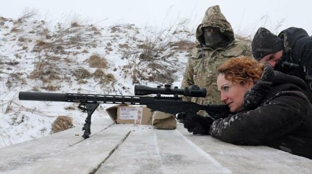 Savaşın ayak sesleri! Ukrayna ordusu olası bir Rus saldırısına karşı vatandaşlarına silah eğitimi vermeye başladı