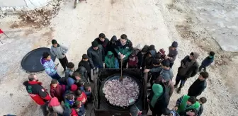 Şef Burak Özdemir, İdlib'de çocuklar için yemek yaptı