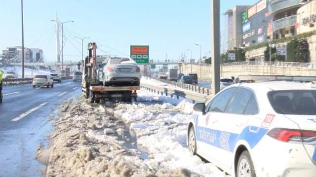 Son Dakika! İstanbul Valisi Yerlikaya'dan önemli çağrı: Yol kenarına terk edilen araçlarınızı alın yoksa ekipler çekecek Son Dakika! İstanbul Valisi Yerlikaya'dan önemli çağrı: Yol kenarına terk edilen araçlarınızı alın yoksa ekipler çekecek