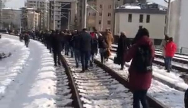 Marmaray arıza yaptı, yolcular raylarda yürüdü Marmaray arıza yaptı, yolcular raylarda yürüdü