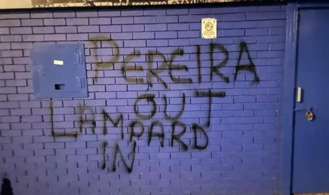Vitor Pereira, İngiltere'de kriz çıkardı! Ayaklanan taraftarlardan stat duvarına olay yazı Vitor Pereira, İngiltere'de kriz çıkardı! Ayaklanan taraftarlardan stat duvarına olay yazı