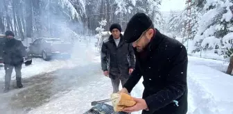 Başkandan karla mücadele ekibine mangalda balık ikramı