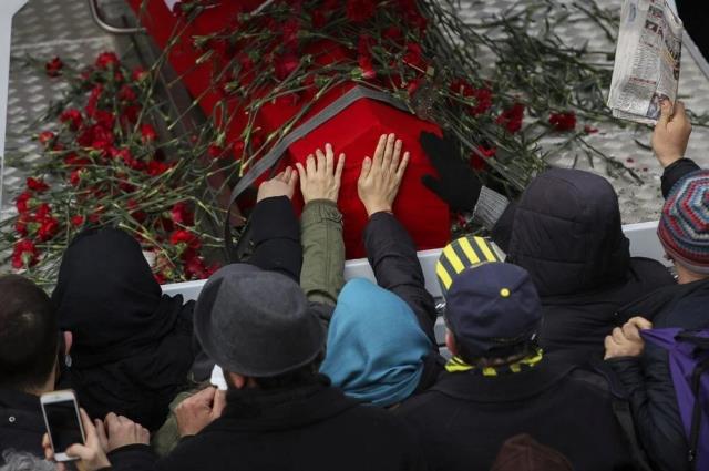 Ediz Hun'un zor anları! Gözyaşları içinde yakın dostu Fatma Girik'in tabutunu öptü