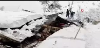 Elazığ'da yoğun kar yağışı nedeni ile 3 evin çatısı çöktü