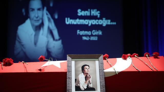 Fatma Girik'in cenaze törenine giden Ekrem İmamoğlu, kendisini alkışlayan vatandaşları durdurdu