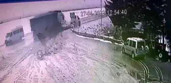 Tır önündeki aracı sürükleyerek üzerine devrildi... Kıl payı atlatılan facia kamerada- Sürücü tırdan dökülen buğdayların altında kaldı