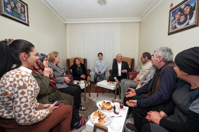 Kılıçdaroğlu imam hatipli öğrencinin ricasını kırmayıp evine gitti Kılıçdaroğlu imam hatipli öğrencinin ricasını kırmayıp evine gitti