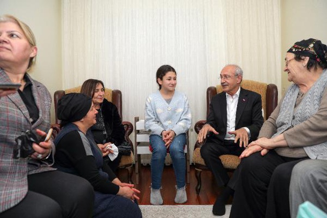 Kılıçdaroğlu imam hatipli öğrencinin ricasını kırmayıp evine gitti Kılıçdaroğlu imam hatipli öğrencinin ricasını kırmayıp evine gitti