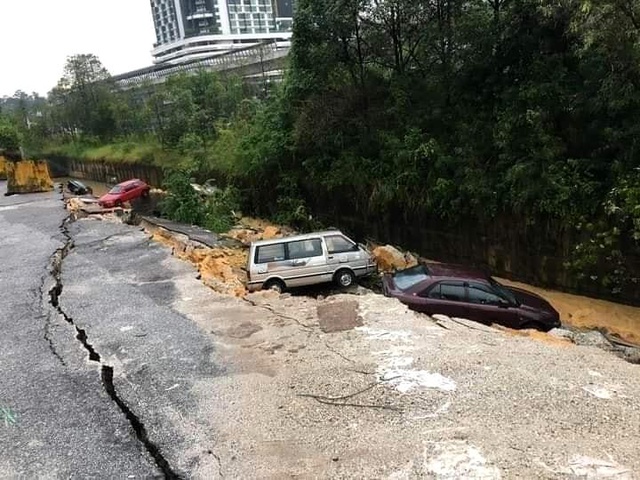Malezya'da gerçekleşen heyelanda yol üzerindeki araçlarla birlikte çöktü Malezya'da gerçekleşen heyelanda yol üzerindeki araçlarla birlikte çöktü