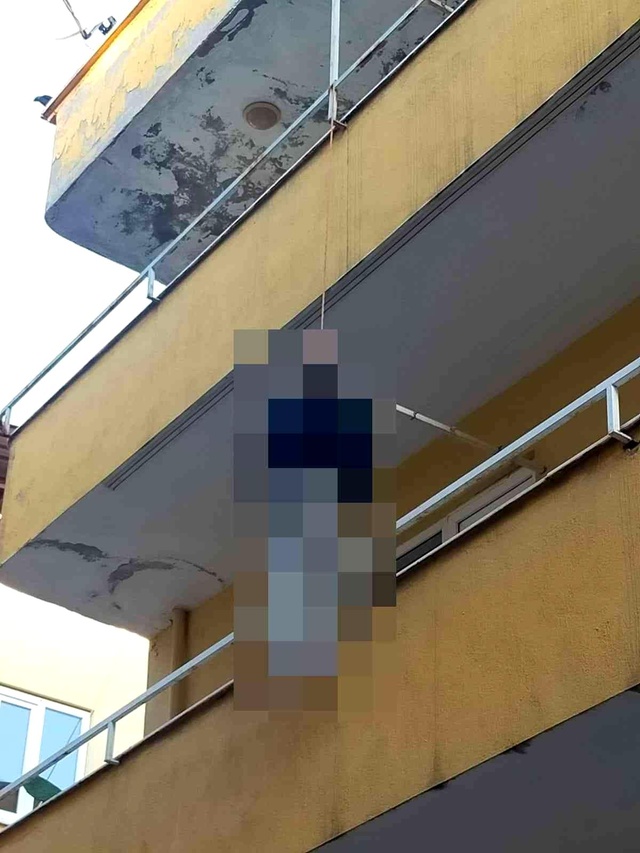 Sabah dışarıya çıkan komşular, yaşlı adamı balkonda asılı halde buldu Sabah dışarıya çıkan komşular, yaşlı adamı balkonda asılı halde buldu
