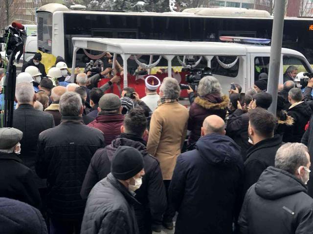 Yeşilçam'ın usta ismi Fatma Girik son yolculuğuna uğurlanıyor