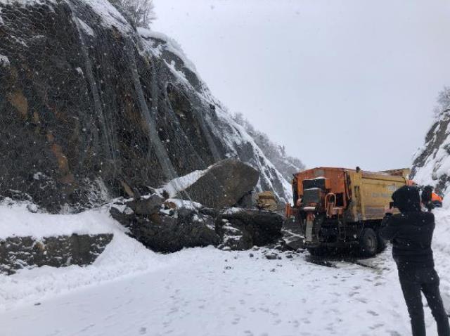Zonguldak-İstanbul yolu heyelan nedeniyle ulaşıma kapandı! Araçlar alternatif yollara yönlendirildi Zonguldak-İstanbul yolu heyelan nedeniyle ulaşıma kapandı! Araçlar alternatif yollara yönlendirildi