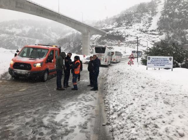 Zonguldak-İstanbul yolu heyelan nedeniyle ulaşıma kapandı! Araçlar alternatif yollara yönlendirildi Zonguldak-İstanbul yolu heyelan nedeniyle ulaşıma kapandı! Araçlar alternatif yollara yönlendirildi