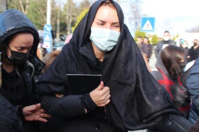 Cenazede tek yürek oldular! Şafak Mahmutyazıcıoğlu'nun eski eşi ve Ece Erken aynı karede
