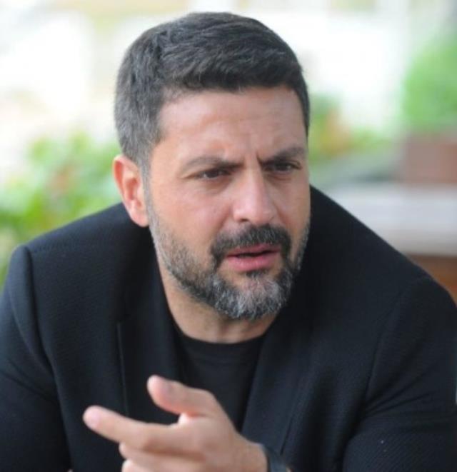 Ece Erken, öldürülen eşi Şafak Mahmutyazıcıoğlu'na sarıldığı bir pozunu paylaştı Ece Erken, öldürülen eşi Şafak Mahmutyazıcıoğlu'na sarıldığı bir pozunu paylaştı