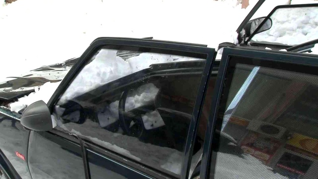 Tavanına kar kütlesi düşen araç pert oldu! O anlar kamerada Tavanına kar kütlesi düşen araç pert oldu! O anlar kamerada