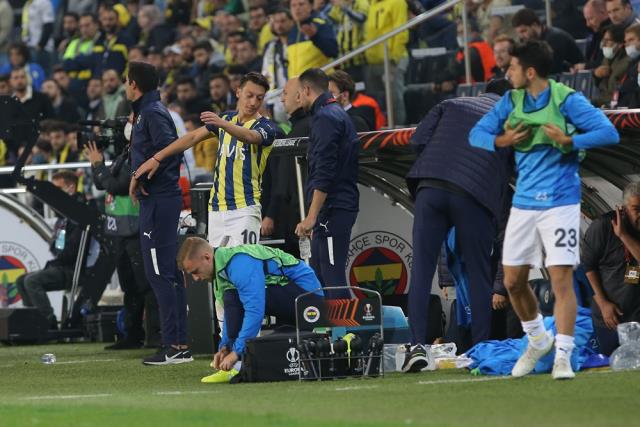 Ali Koç'un sabır taşı çatladı! Mesut Özil ile tüm ipler koptu, takımdan ayrılıyor Ali Koç'un sabır taşı çatladı! Mesut Özil ile tüm ipler koptu, takımdan ayrılıyor
