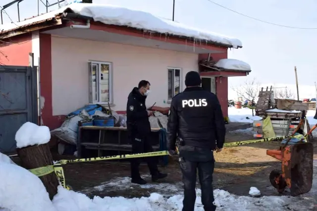 Annesi ile tartışan babasını tüfekle gözünden vurarak öldürdü