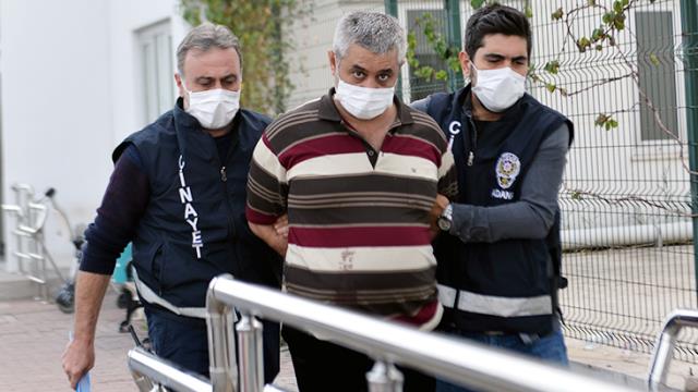 Babasını satırla öldürüp 'Oyun oynuyorduk' diyen adam, cezaevinde hayatını kaybetti Babasını satırla öldürüp 'Oyun oynuyorduk' diyen adam, cezaevinde hayatını kaybetti