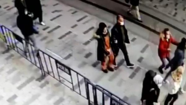 İstiklal Caddesi'nde film görüntülerini aratmayacak anlar! Şüpheliyi üzerine atlayarak yakaladılar