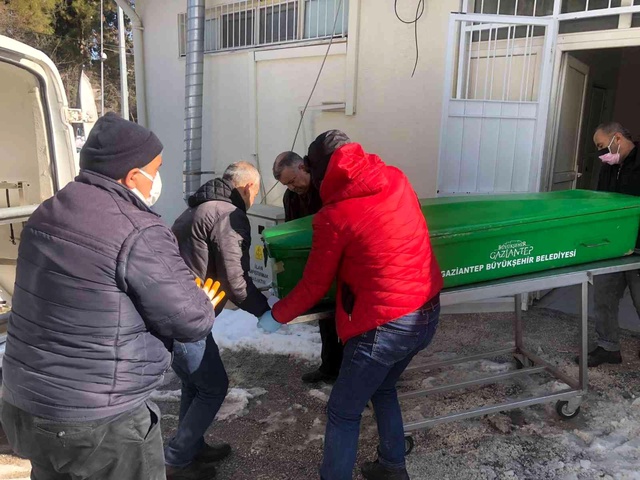 Kar tenteyi devirdi, yaşlı adam altında kalarak hayatını kaybetti Kar tenteyi devirdi, yaşlı adam altında kalarak hayatını kaybetti