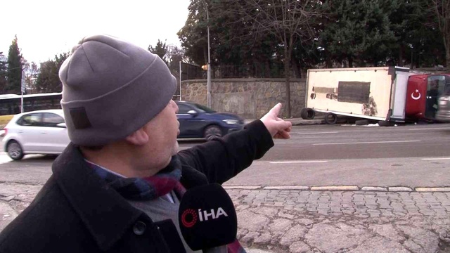 Yan yatan kamyonu görüntüleyip haber spikeri gibi kazayı anlattı