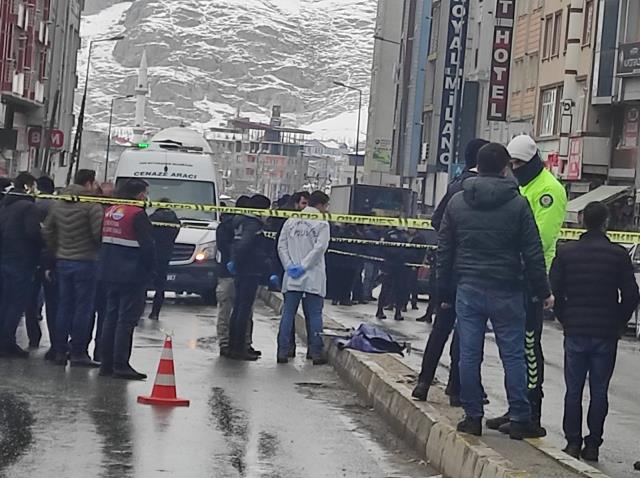 Van'da otomobilde ve aracın yakınında 2 ceset bulundu! Birinin kulağı da kesilmiş Van'da otomobilde ve aracın yakınında 2 ceset bulundu! Birinin kulağı da kesilmiş