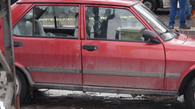 Van'da otomobilde ve aracın yakınında 2 ceset bulundu! Birinin kulağı da kesilmiş Van'da otomobilde ve aracın yakınında 2 ceset bulundu! Birinin kulağı da kesilmiş