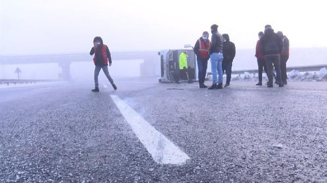 İstanbul'da polisleri taşıyan servis minibüsü devrildi: 2'si ağır 10 yaralı var İstanbul'da polisleri taşıyan servis minibüsü devrildi: 2'si ağır 10 yaralı var