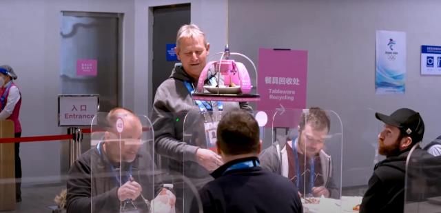 Teknolojide son nokta! Beijing Kış Olimpiyatları'na robot garsonlar damga vurdu