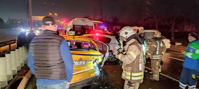 TEM'de feci kaza: 7 araç birbirine girdi, 4 yaralı var TEM'de feci kaza: 7 araç birbirine girdi, 4 yaralı var