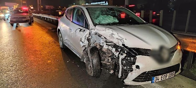 TEM'de feci kaza: 7 araç birbirine girdi, 4 yaralı var TEM'de feci kaza: 7 araç birbirine girdi, 4 yaralı var