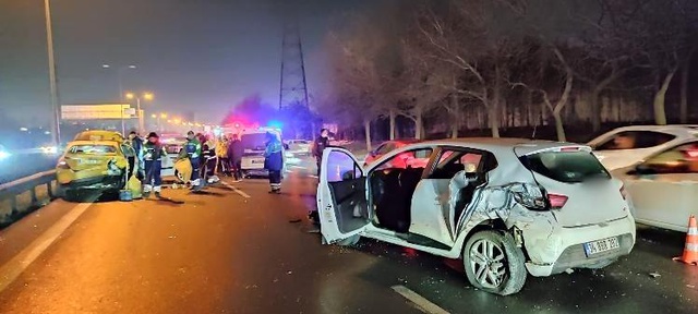 TEM'de feci kaza: 7 araç birbirine girdi, 4 yaralı var TEM'de feci kaza: 7 araç birbirine girdi, 4 yaralı var